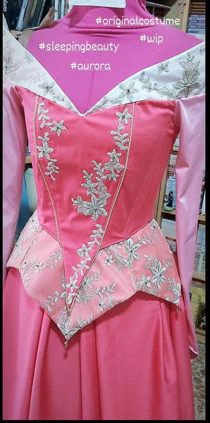 Aurora sleeping beauty cosplay Original version