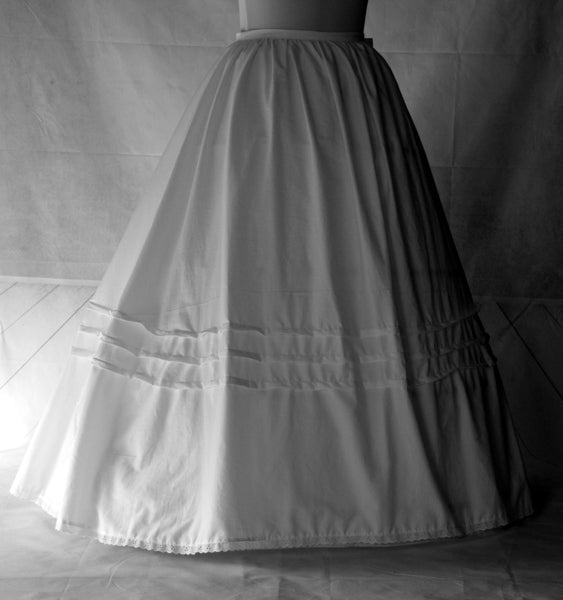 Loop historical cloths under Petticoat overskirt